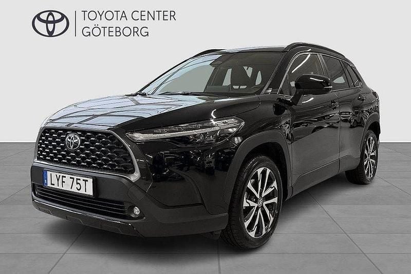 Svart Begagnad 2024 Toyota Corolla Cross Style SUV | 399 900 kr (Marknadspris) - Bild 1/4