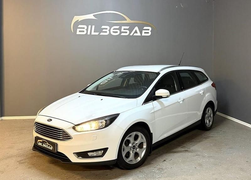 Vit Begagnad 2016 Ford Focus Titanium Kombi | 83 900 kr (Marknadspris) - Bild 1/4