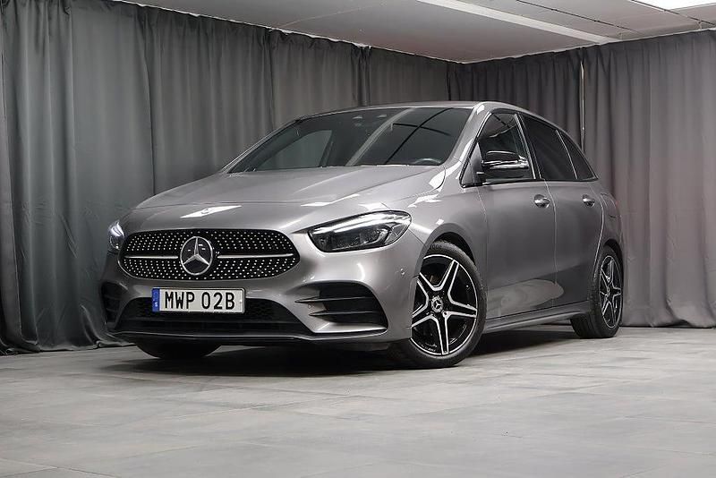 Mörkgrå Begagnad 2020 Mercedes 200 AMG Halvkombi | 279 000 kr (Marknadspris) - Bild 1/4