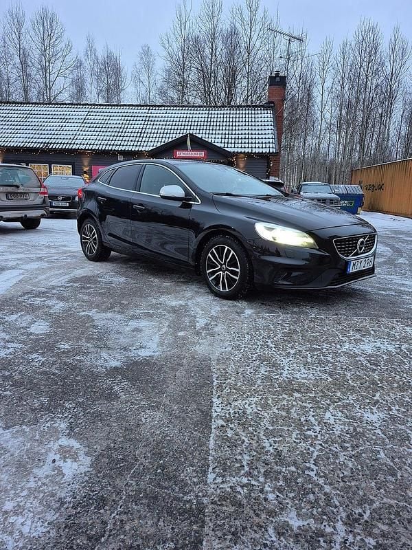 Begagnad Volvo V40 R-Design 190 HK (139 kW) 2017 Svart Halvkombi