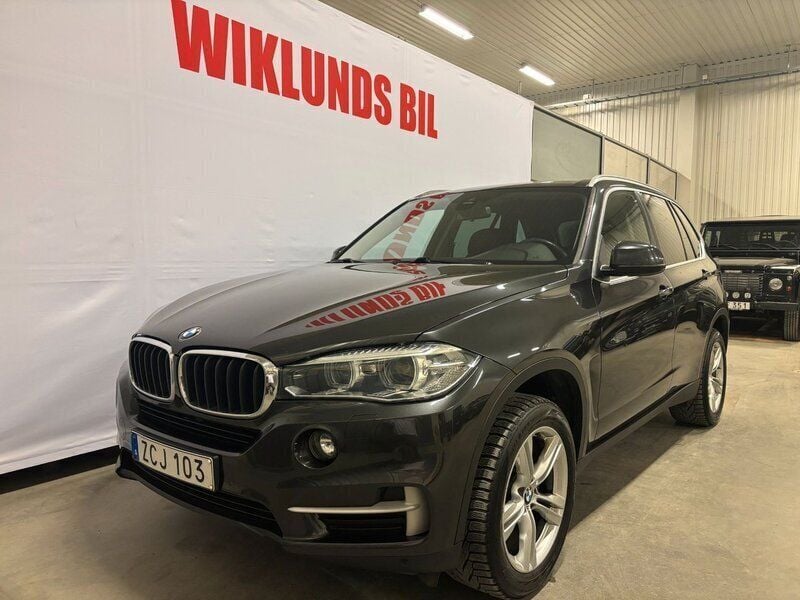 Grå Begagnad 2017 BMW X5 SUV | 379 900 kr (Dyr) - Bild 1/4