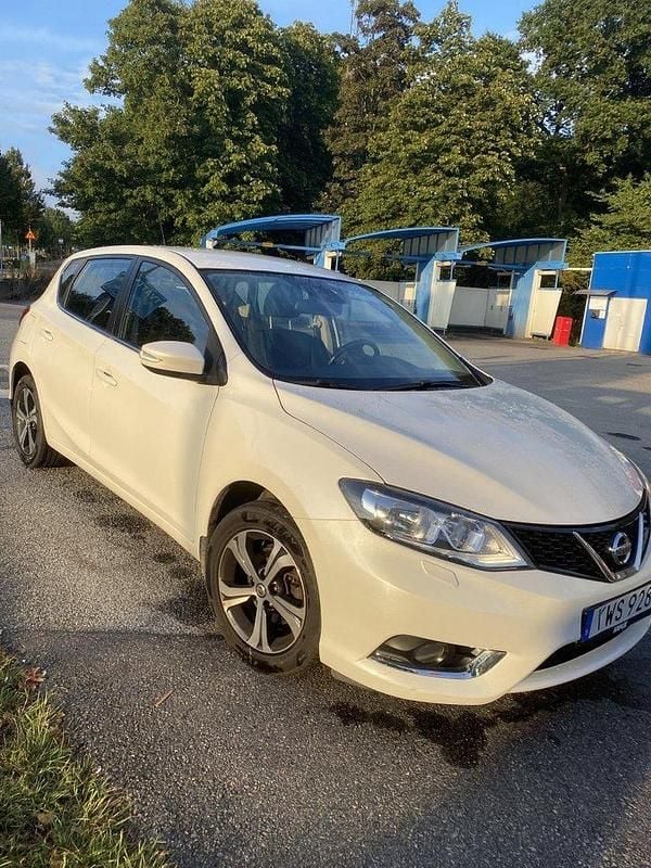 Vit Begagnad 2017 Nissan Pulsar Halvkombi | 107 000 kr (Marknadspris) - Bild 1/4