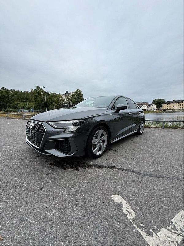 Grå Begagnad 2023 Audi A3 Comfort Sedan | 325 000 kr (Marknadspris) - Bild 1/4