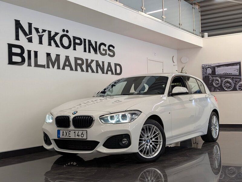 Vit Begagnad 2018 BMW 120 M Sport Halvkombi | 229 900 kr (Marknadspris) - Bild 1/4