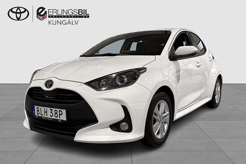 Vit Begagnad 2022 Toyota Yaris Hybrid Active Halvkombi | 204 900 kr (Marknadspris) - Bild 1/3