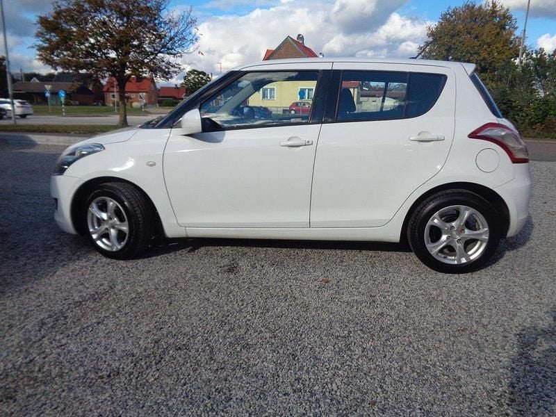Vit Begagnad 2011 Suzuki Swift Halvkombi | 50 000 kr (Marknadspris) - Bild 1/4