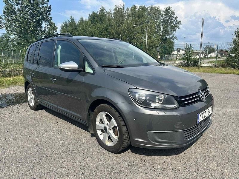Mörkgrå (grå) Begagnad 2013 VW Touran Minibuss | 89 900 kr (Bra pris) - Bild 1/4