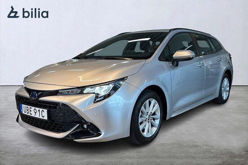 Silver Begagnad 2024 Toyota Corolla Active Kombi | 299 900 kr (Marknadspris) - Bild 1/4
