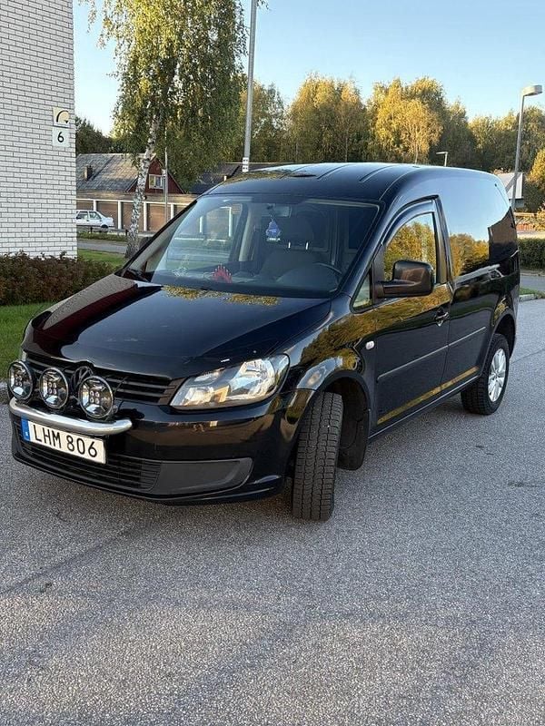 Svart Begagnad 2015 VW Caddy Minibuss | 90 000 kr (Bra pris) - Bild 1/4