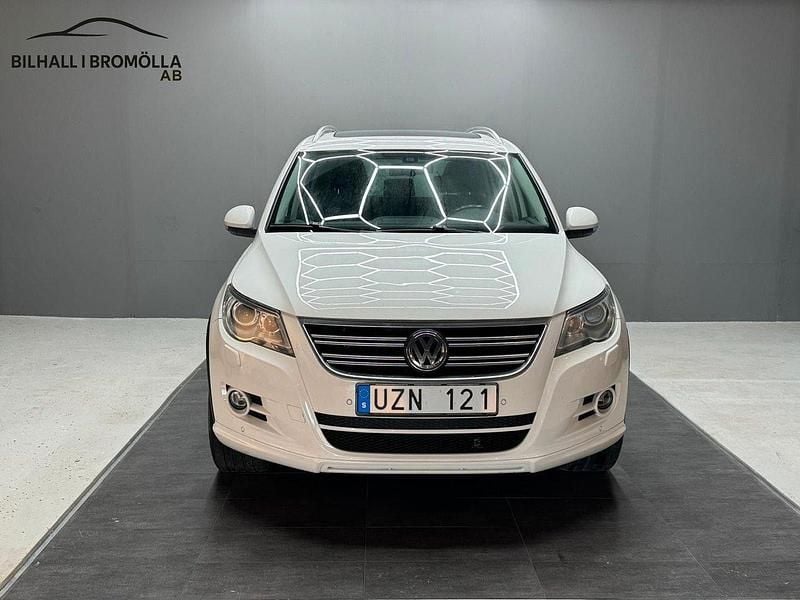 Vit Begagnad 2011 VW Tiguan Sportline SUV | 89 900 kr (Bra pris) - Bild 1/4