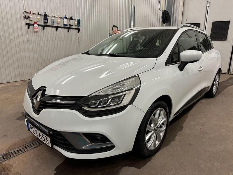 Vit Begagnad 2017 Renault Clio GrandTour Dynamique Kombi | 99 500 kr (Dyr) - Bild 1/4
