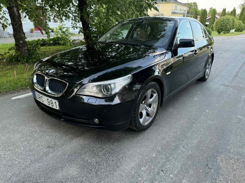 Svart Begagnad 2004 BMW 520 Sedan | 32 900 kr (Bra pris) - Bild 1/4