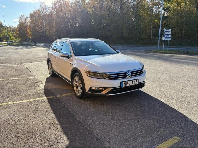 Vit Begagnad 2016 VW Passat Alltrack Kombi | 165 000 kr (Marknadspris) - Bild 1/4