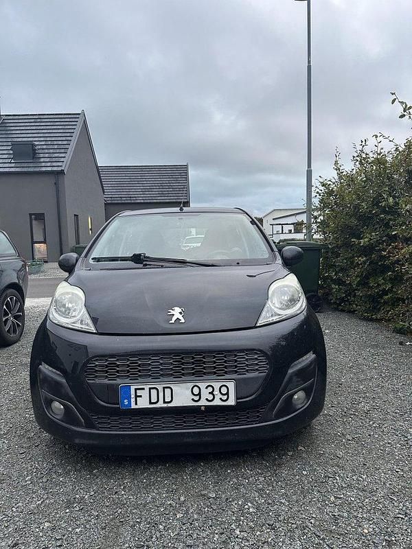 Svart Begagnad 2012 Peugeot 107 Halvkombi | 36 000 kr (Marknadspris) - Bild 1/2