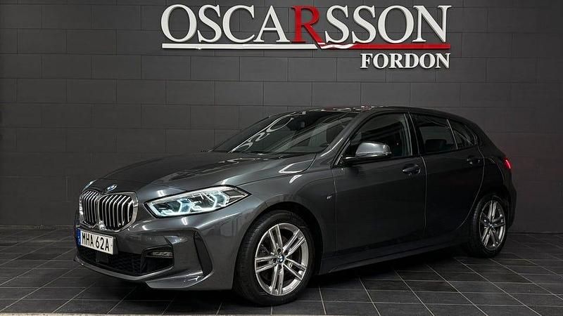 Grå Begagnad 2021 BMW 118 Shadowline Halvkombi | 239 900 kr (Marknadspris) - Bild 1/4