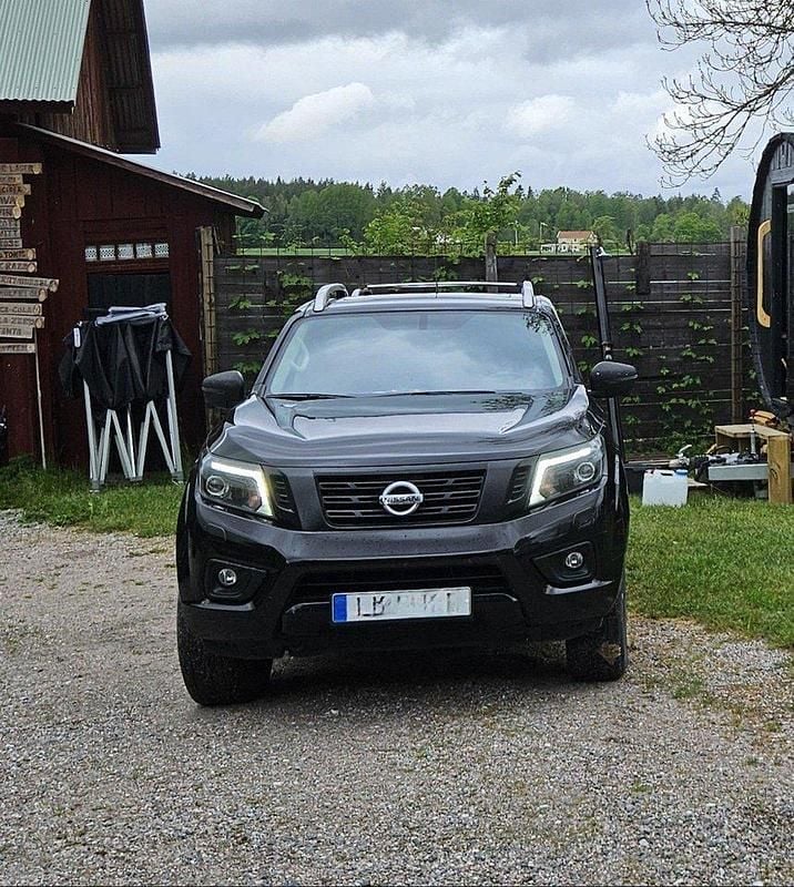 Svart Begagnad 2019 Nissan Navara Pickup | 337 500 kr (Marknadspris) - Bild 1/4