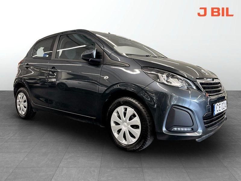 Grå Begagnad 2020 Peugeot 108 Active Halvkombi | 119 900 kr (Marknadspris) - Bild 1/4