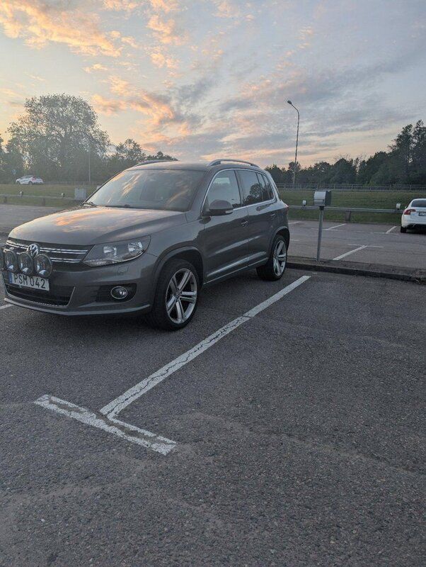 Grå Begagnad 2015 VW Tiguan Sportline SUV | 114 900 kr (Marknadspris) - Bild 1/1