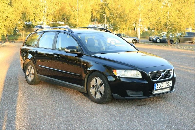 Svart Begagnad 2010 Volvo V50 Kinetic Kombi | 44 900 kr (Marknadspris) - Bild 1/4