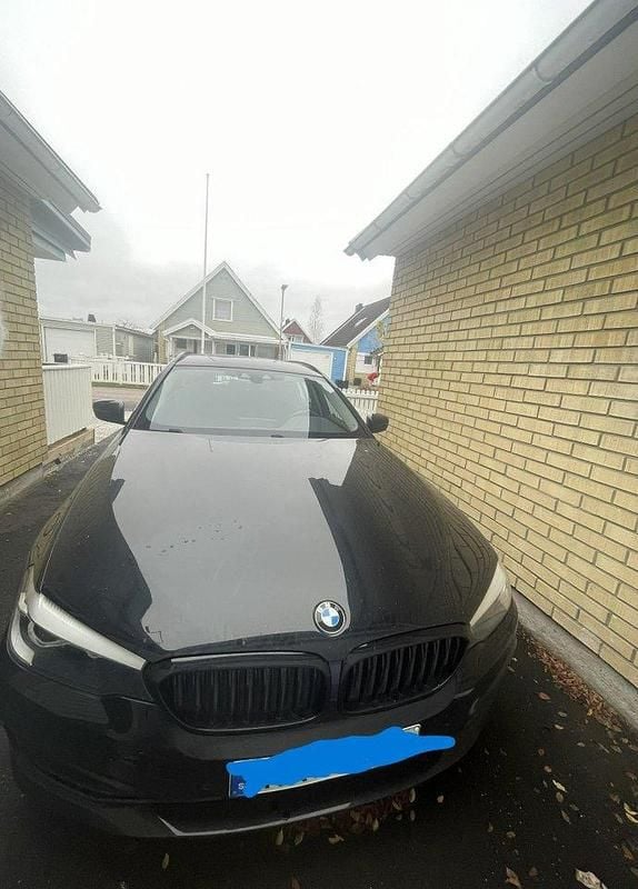 Svart Begagnad 2018 BMW 520 Sport Line Kombi | 185 000 kr (Superpris) - Bild 1/4