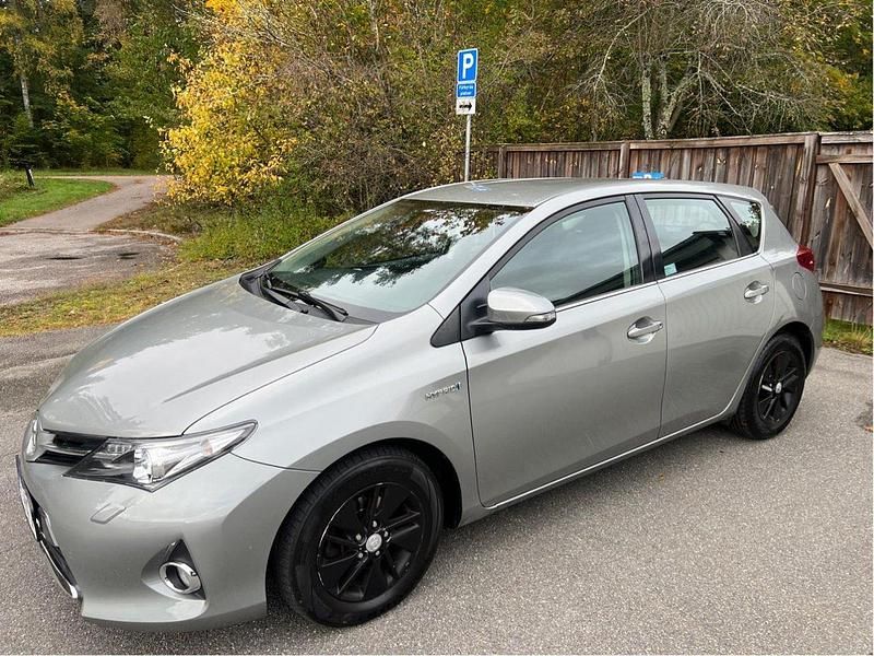 Grå Begagnad 2014 Toyota Auris Hybrid Active Halvkombi | 124 900 kr (Marknadspris) - Bild 1/4