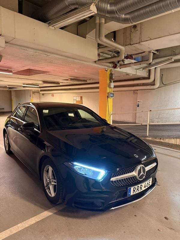 Begagnad Mercedes A180 136 HK (100 kW) 2022 Nattsvart Halvkombi