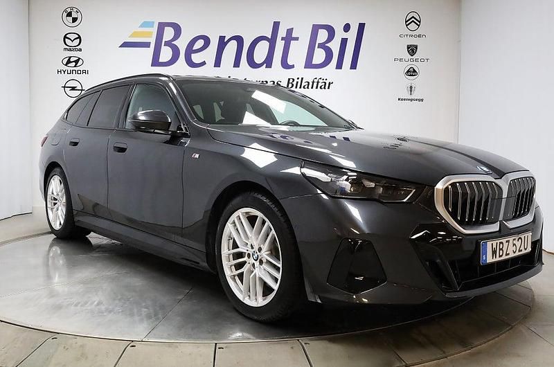 Sophisto grey brilliant effect Begagnad 2025 BMW 530e M Sport Kombi | 659 500 kr (Marknadspris) - Bild 1/3