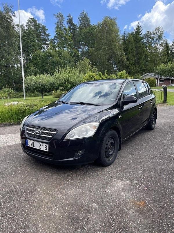 Svart Begagnad 2009 Kia Ceed 4 Halvkombi | 38 000 kr (Superpris) - Bild 1/4