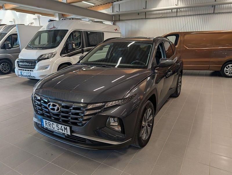 Grå Begagnad 2021 Hyundai Tucson Essential SUV | 249 900 kr (Marknadspris) - Bild 1/4