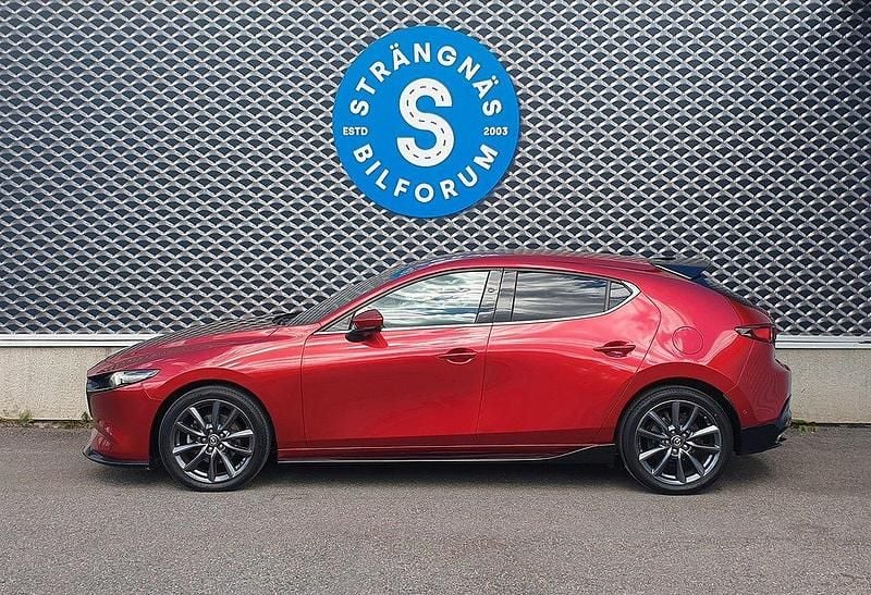 Röd (rödmetallic) Begagnad 2019 Mazda 3 Cosmo Halvkombi | 249 000 kr (Marknadspris) - Bild 1/4