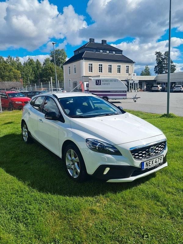 Vit Begagnad 2016 Volvo V40 CC Summum Kombi | 148 000 kr (Bra pris) - Bild 1/3