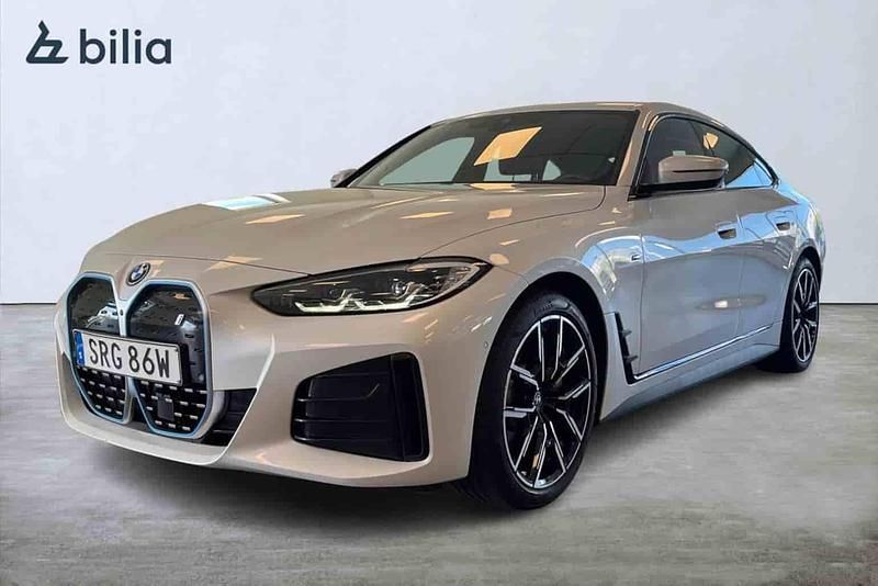 Vit Begagnad 2022 BMW i4 Sedan | 479 000 kr (Dyr) - Bild 1/1