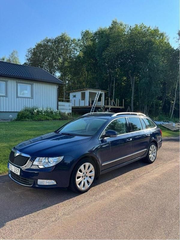 Blå Begagnad 2011 Skoda Superb Elegance Kombi | 44 500 kr (Marknadspris) - Bild 1/4