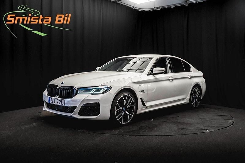 Vit Begagnad 2021 BMW 545e M Sport Sedan | 469 900 kr - Bild 1/3