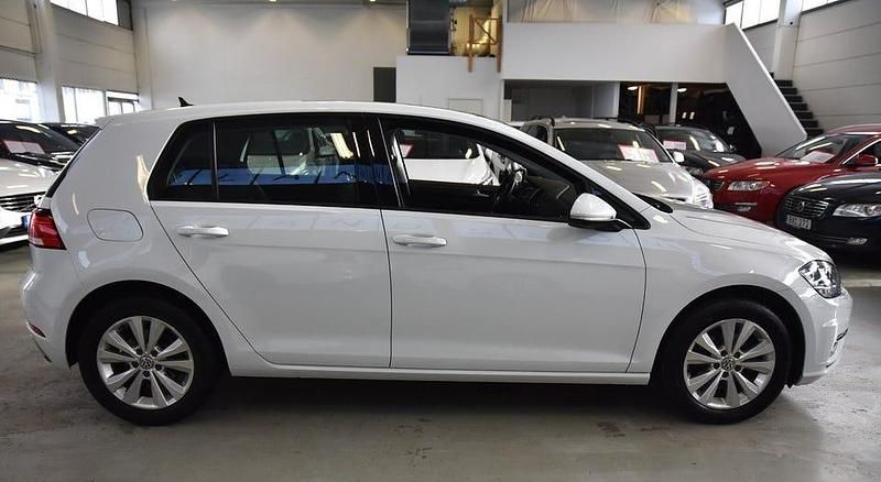 Begagnad VW Golf VII 110 HK (80 kW) 2017 Vit Halvkombi