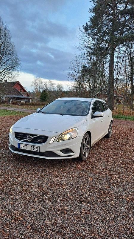 Vit Begagnad 2012 Volvo V60 R-Design Kombi | 80 000 kr (Lite dyr) - Bild 1/4