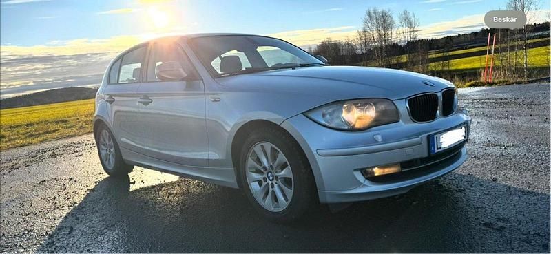Grå Begagnad 2011 BMW 116 Halvkombi | 69 000 kr (Bra pris) - Bild 1/4