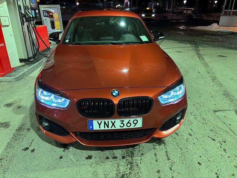 Begagnad 2018 BMW 118 M Sport Halvkombi | 164 000 kr (Marknadspris) - Bild 1/4