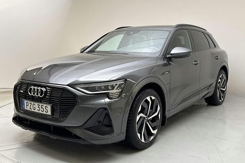 Grå Begagnad 2022 Audi e-tron S-Line SUV | 359 000 kr (Superpris) - Bild 1/4