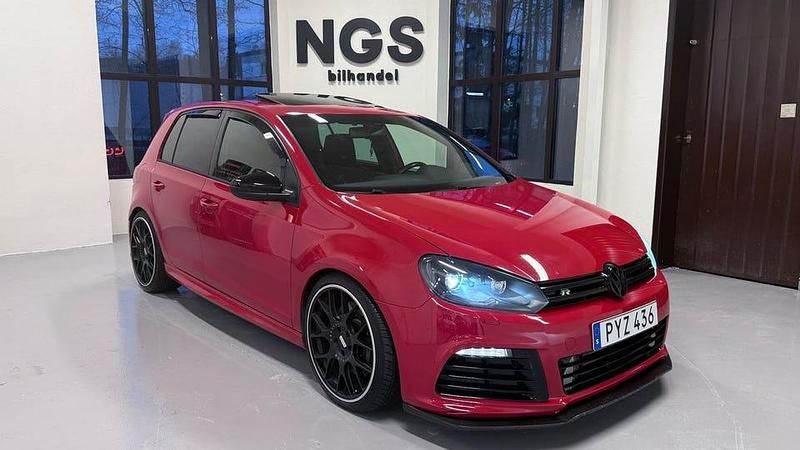 Röd Begagnad 2012 VW Golf VII R Halvkombi | 149 900 kr (Marknadspris) - Bild 1/4