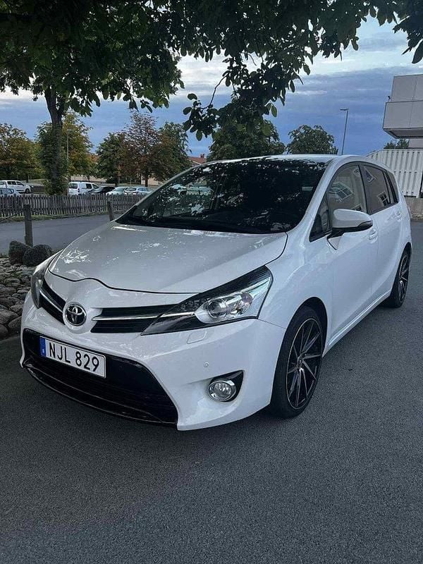 Vit Begagnad 2013 Toyota Verso Minibuss | 135 000 kr (Marknadspris) - Bild 1/4