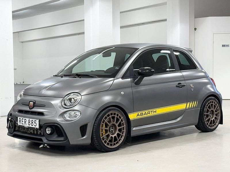 Grå Begagnad 2019 Abarth 595 Competizione Halvkombi | 229 900 kr (Dyr) - Bild 1/4