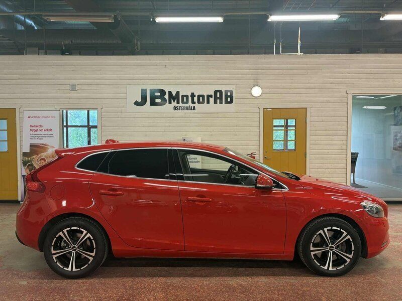 Röd Begagnad 2012 Volvo V40 Momentum Kombi | 123 900 kr (Marknadspris) - Bild 1/4