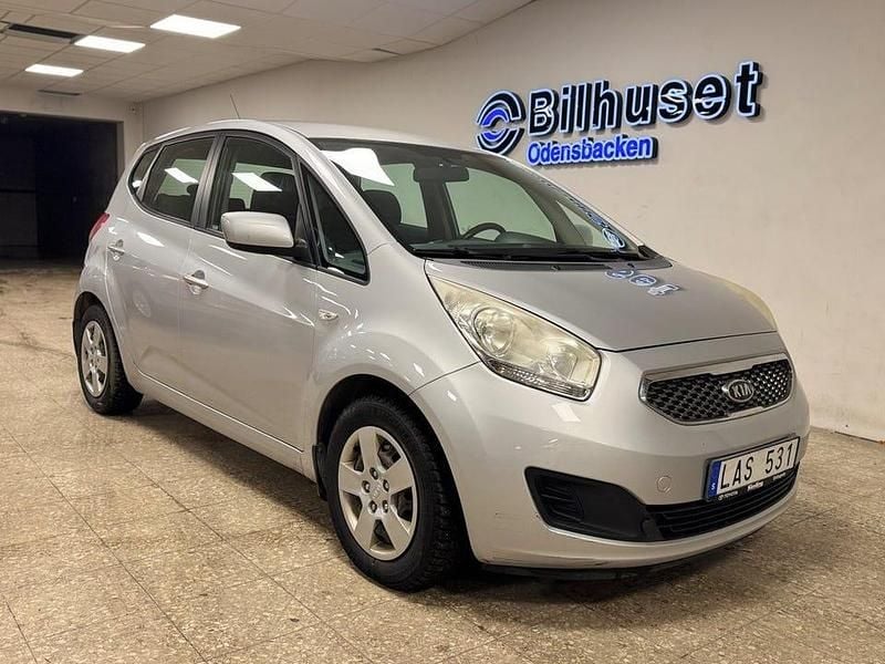 Begagnad Kia Venga 90 HK (66 kW) 2011 Silver Halvkombi