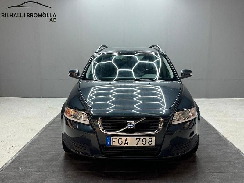 Grå Begagnad 2009 Volvo V50 Kinetic Kombi | 39 900 kr (Lite dyr) - Bild 1/4