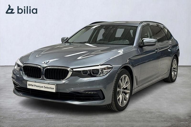 Blå Begagnad 2018 BMW 520 Sport Line Kombi | 298 900 kr (Lite dyr) - Bild 1/4