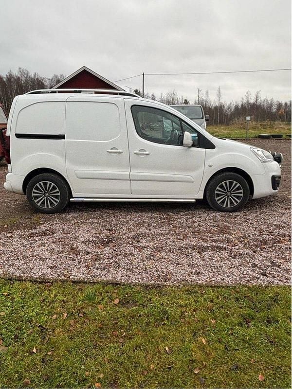 Vit Begagnad 2017 Peugeot Partner Van | 75 000 kr (Marknadspris) - Bild 1/4