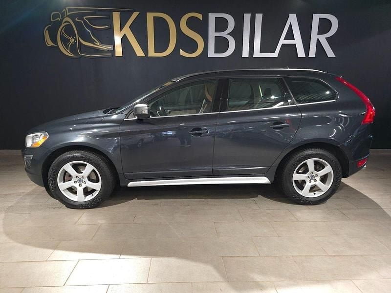 Grå Begagnad 2012 Volvo XC60 R-Design SUV | 199 500 kr (Lite dyr) - Bild 1/4