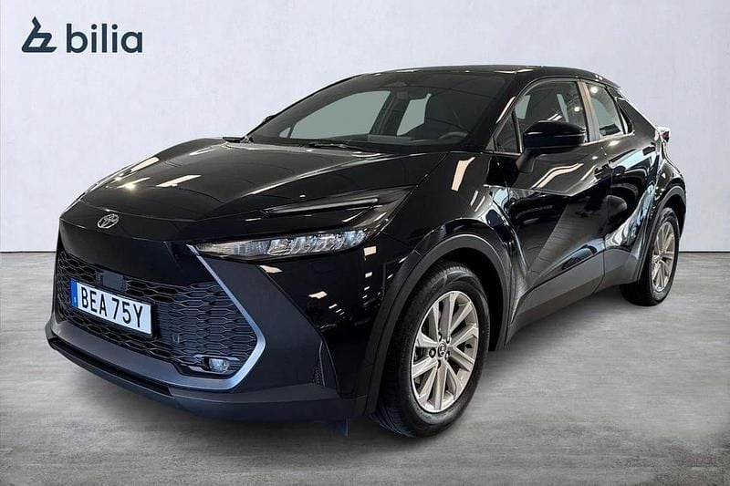 Mörkgrå Begagnad 2024 Toyota C-HR Active SUV | 309 900 kr (Marknadspris) - Bild 1/3