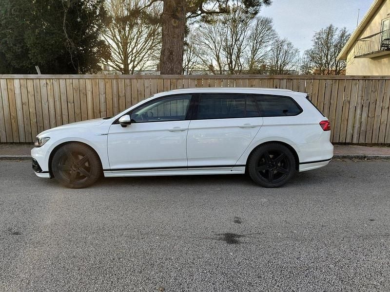Vit Begagnad 2017 VW Passat Kombi | 155 000 kr (Marknadspris) - Bild 1/4